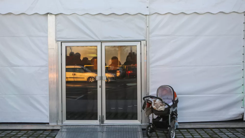 Simbolična fotografija, otro&scaron;tvo, odra&scaron;čanje, zapostavljanje otrok, star&scaron;evstvo - otro&scaron;ki voziček - 10.12.2019 - Zaveti&scaron;če za zapu&scaron;čene živali Ljubljana, Gmajnice 30, - odprtje novih prostorov - azil za živali namenjen začasni namestitvi zapu&scaron;čenih živali psov in mačk //FOTO: Bojan Velikonja