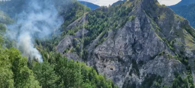 Gozdni požar na zelo strmem in nedostopnem terenu nad Žerjavom. 