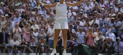 Poland's Iga Swiatek celebrates after beating Amanda Anisimova of the U.S. to win the women's singles final at the Wimbledon Tennis Championships in London, Saturday, July 12, 2025. (AP Photo/Kin Cheung)