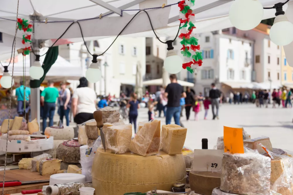Sunday cheese market. Large selection of cheeses. / Foto: Kasto80