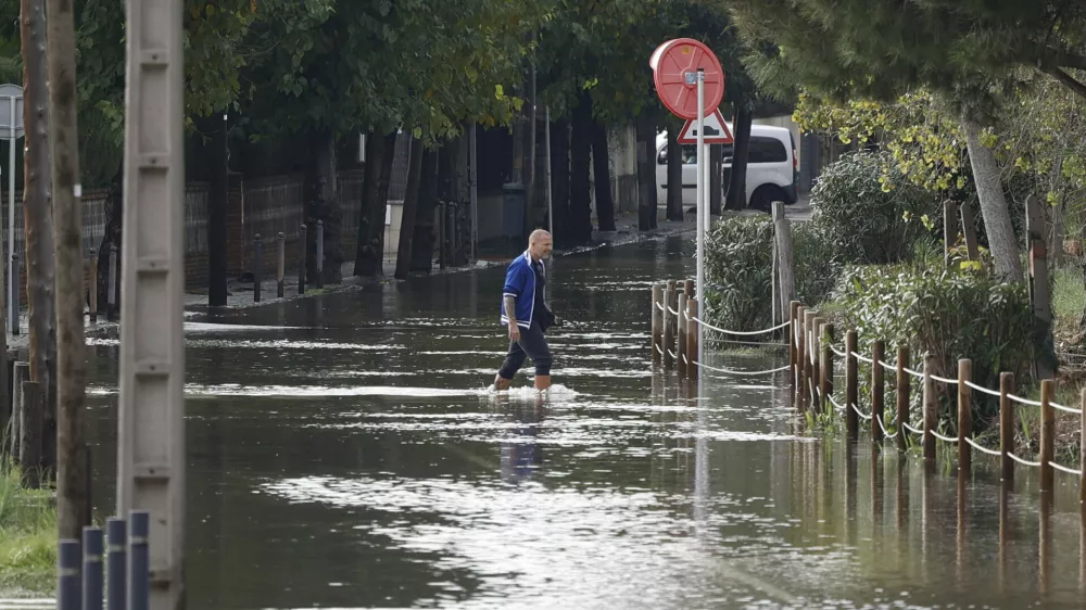 04 November 2024, Spain, Barcelona: A man tries to cross the flooded road in Castelldefels. The Service Meteorologic of Catalonia (SMC) has issued a warning for violent weather in several counties where it has decreed a maximum degree of danger. Photo: Kike Rinc&oacute;n/EUROPA PRESS/dpa
