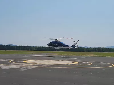 Policijski helikopter na poti na gorsko re&scaron;evanje. 