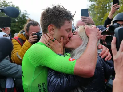 FILE PHOTO: Cycling - UCI World Championships 2024 - Men's Elite Road Race - Zurich, Switzerland - September 29, 2024 Slovenia's Tadej Pogacar kisses girlfriend Urska Zigart after he wins the race REUTERS/Denis Balibouse/File Photo