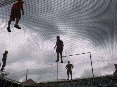 - Simbolična fotografija, medsebojni odnosi, ljudje v zraku, psihologija- 26.04.2024. Priprava trampolina nad Ljubljanico ob Novem trgu za prireditev Odbito na Ljubljanici. //FOTO: Bojan Velikonja / Foto: Bojan Velikonja