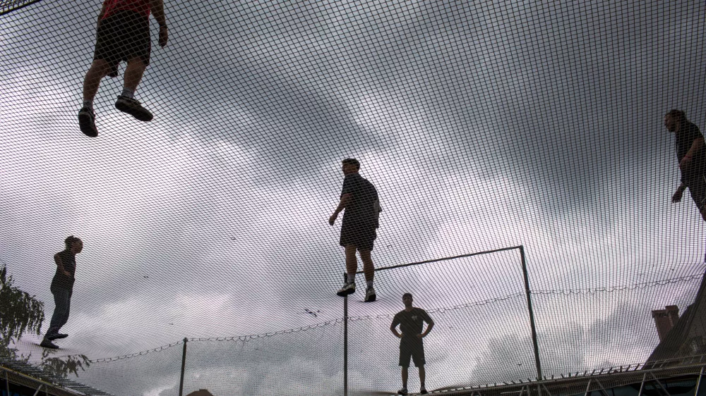 - Simbolična fotografija, medsebojni odnosi, ljudje v zraku, psihologija- 26.04.2024. Priprava trampolina nad Ljubljanico ob Novem trgu za prireditev Odbito na Ljubljanici. //FOTO: Bojan Velikonja / Foto: Bojan Velikonja
