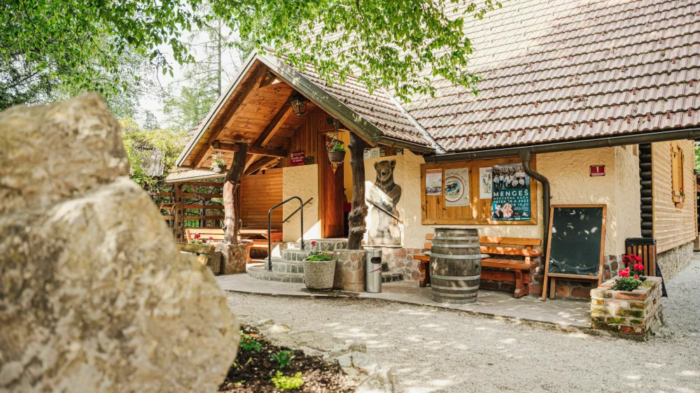 Menge&scaron;ka koča: Med naravo, tradicijo in domačnostjo
