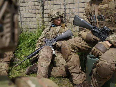 A female conscript sits with members of her unit during final exercises at a training area close to Royal Danish Army's barracks in Hovelte, 25 kilometres north of Copenhagen, Denmark, Wednesday, June 11, 2025. (AP Photo/James Brooks) / Foto: James Brooks