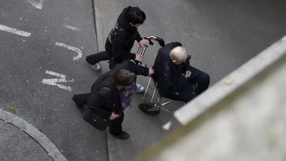 Dolgotrajna oskrba: Kljub temu, da sistem &scaron;e ne deluje, prispevek že pobirajo