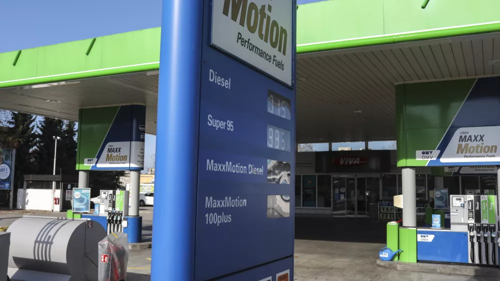 - digitalna tabla z aktualno ceno goriva -- 03.11.2020 - Bencinski servis OMV MaxxMotion - prosto določanje cen naftnih derivatov od 1.oktobra 2020 - bencinska črpalka - cene goriv //FOTO: Jaka Gasar