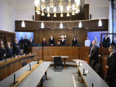 From left, defendant lawyers Klaudia Dawidowic, Ria Halbritter and Christoph Stoll, presiding judge Sylvia Busch, center, and public prosecutor Philipp Meyh&ouml;fer, second right, as a doctor has gone on trial over the alleged murder of 15 patients under palliative care, at Berlin Regional Court, Germany, Monday July 14, 2025. (Bernd von Jutrczenka/dpa via AP)