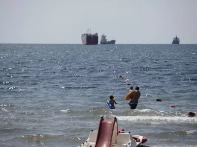 - Primorska 2014 - Ankaran - Jadranska obala - morje - plaža - naravno kopali&scaron;če - kopalci///FOTO: Luka Cjuha