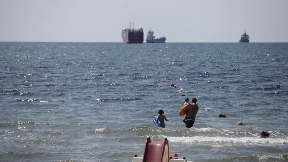 - Primorska 2014 - Ankaran - Jadranska obala - morje - plaža - naravno kopali&scaron;če - kopalci///FOTO: Luka Cjuha