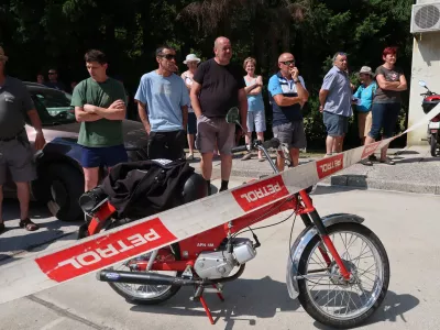 Črni Vrh nad Idrijo, bencinski servis Petrol, protest ob zaprtju