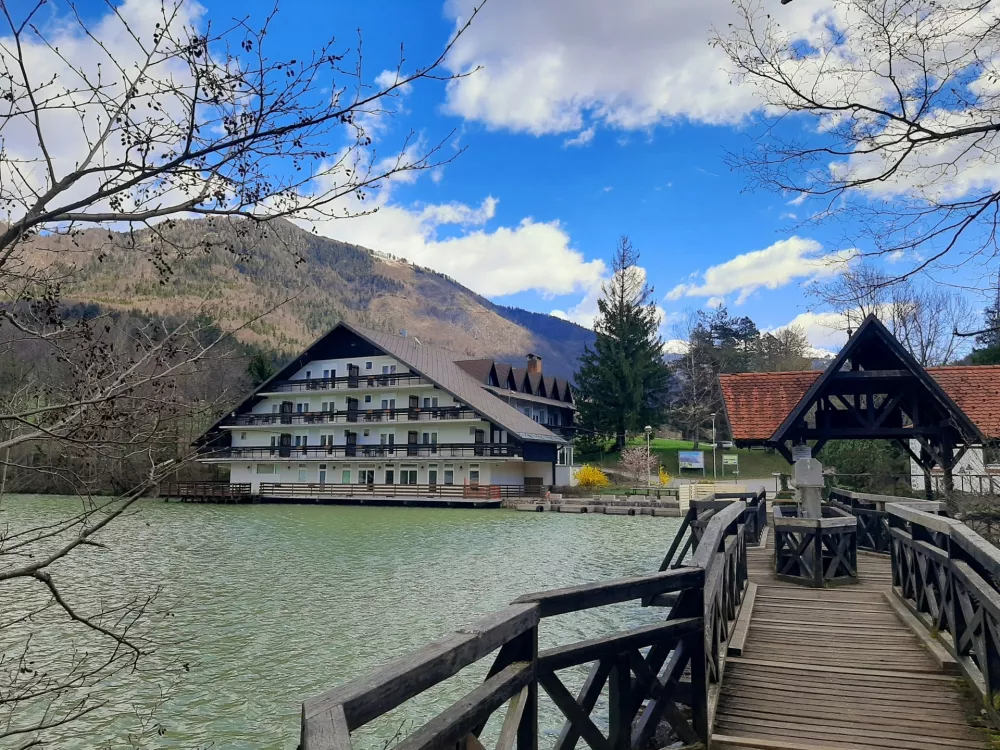 Kje se zatika? Ob jezeru že četrto poletje brez turizma