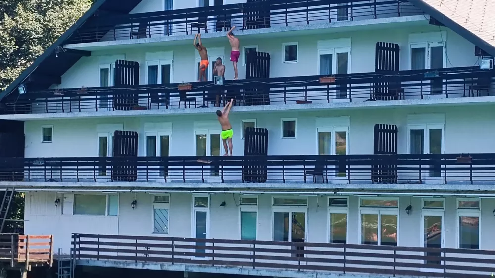 Kje se zatika? Ob jezeru že četrto poletje brez turizma