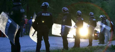 Policija - ilustrativna fotografija- Romska družina Strojan se je odločila, da je bilo iskanja njihove nove lokacije s strani države dovolj in se je vrnila na svojo parcelo pri Ambrusu- zbralo se je nekaj sto krajanov, ki so opozarjali, da s Strojanovimi ne morejo živeti in naj jim vlada končno najde novo lokacijo- Strojanovi so se ponovno vrnili nazaj v Roje// FOTO: Luka CjuhaOPOMBA: ZA OBJAVO V ČASOPISU DNEVNIK