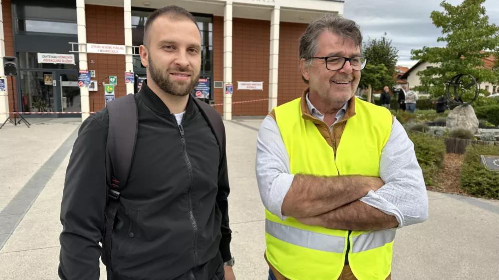 Sentjernej, Kulturni center Primoza Trubarja.Shod Civilne iniciative Sentjernej proti nasilju na OS Sentjernej.Clan iniciative Domen Matjaz in vodja iniciative Vladimir Ban.