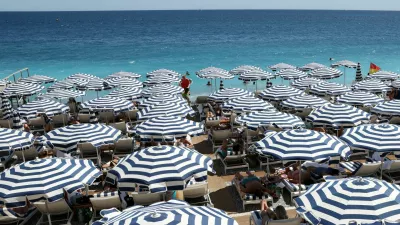 FILE PHOTO: A view shows a beach with deckchairs and parasols on a sunny summer day on the Promenade des Anglais in Nice, France, July 8, 2025. REUTERS/Kevin Coombs   TPX IMAGES OF THE DAY/File Photo / Foto: Kevin Coombs