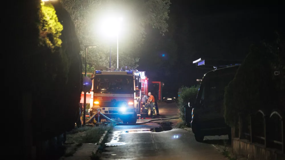 Nadgorica.Na obmocju med Nadgorico in Podgorico pri Ljubljani je izbruhnil obsezen gozdni pozar. Gasilci so za gasenje aktivirali tudi dve letali air tractor in helikopter Slovenske vojske.