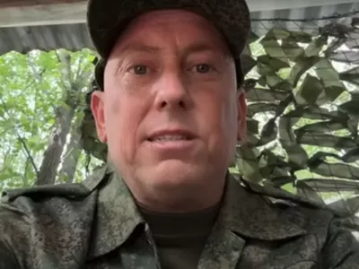 Derek Huffman je z družino pri&scaron;el v Rusijo iz Teksasa, ker je cenil rusko konservativno družbo. Vojski se je pridružil, da bi pridobil državljanstvo, a računal, da bo služil iz zaledja. Zdaj ga po&scaron;iljajo na fronto.