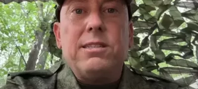 Derek Huffman je z družino prišel v Rusijo iz Teksasa, ker je cenil rusko konservativno družbo. Vojski se je pridružil, da bi pridobil državljanstvo, a računal, da bo služil iz zaledja. Zdaj ga pošiljajo na fronto.