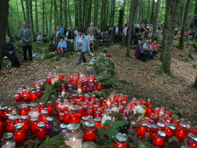 - spominska slovesnost z ma&scaron;o v spomin žrtvam komunističnega nasilja med in po drugi svetovni vojni na Slovenskem, ki jo pripravlja Nova slovenska zaveza; grobi&scaron;če ob breznu pod Krenom - Kočevski rog     /FOTO: Luka Cjuha