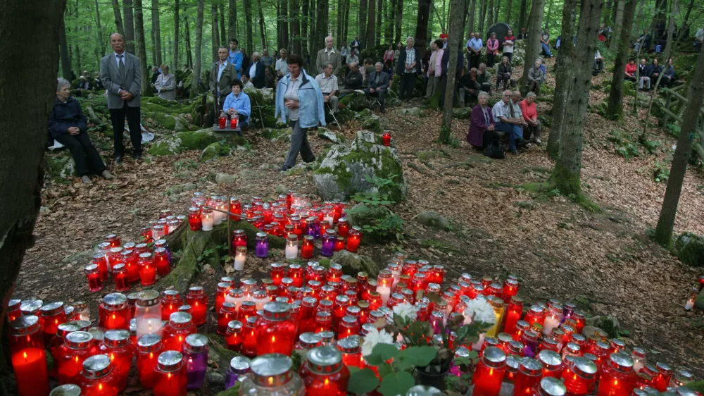 - spominska slovesnost z ma&scaron;o v spomin žrtvam komunističnega nasilja med in po drugi svetovni vojni na Slovenskem, ki jo pripravlja Nova slovenska zaveza; grobi&scaron;če ob breznu pod Krenom - Kočevski rog     /FOTO: Luka Cjuha