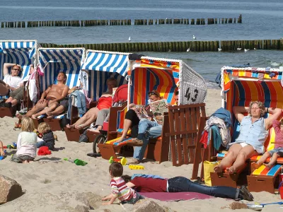 Dr.&nbsp;Anna Bj&ouml;rn&nbsp;predlaga opravljanje male potrebe le na kopnem. Na fotografiji je plaža ob Baltskem morju. / Foto: AP