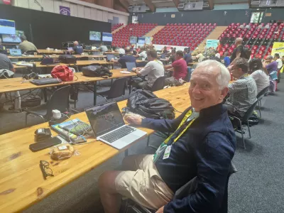 David Walsh je priznani irski novinar, ki vse od leta 1987 spremlja dirko po Franciji in je najbolj zaslužen, da so Lanca Armstronga ujeli na dopingu. 