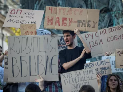 Ukrainians protest in the first wartime rally against a newly passed law, which curbs independence of anti-corruption institutions, amid Russia's attack on Ukraine, in central Lviv, Ukraine July 22, 2025. REUTERS/Roman Baluk   TPX IMAGES OF THE DAY