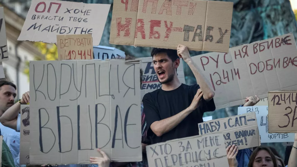 Ukrainians protest in the first wartime rally against a newly passed law, which curbs independence of anti-corruption institutions, amid Russia's attack on Ukraine, in central Lviv, Ukraine July 22, 2025. REUTERS/Roman Baluk   TPX IMAGES OF THE DAY
