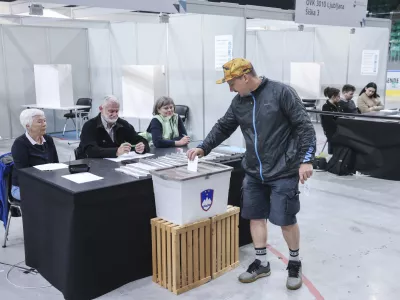 - 07.05. 2025 - predčasne volitve - referendum - voli&scaron;če Omnia//FOTO: Jaka Gasar