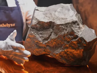 FILE &mdash; A Martian meteorite, weighing 54.388 lbs. (24.67 kg), said to be the largest piece of Mars on Earth, at Sotheby's, in New York, July 9, 2025. was sold for just over -million at an auction of rare geological and archaeological objects. at Sotheby's, Wednesday, July 16, 2025. (AP Photo/Richard Drew, File) / Foto: Richard Drew