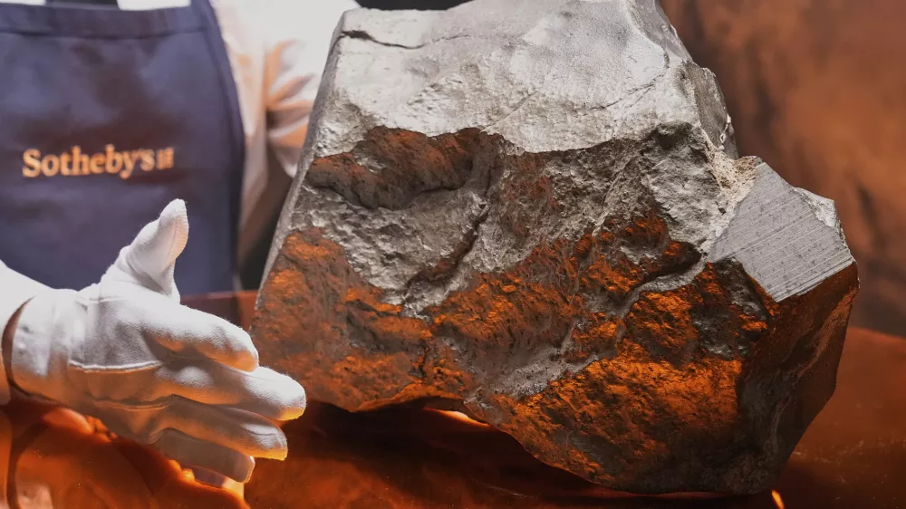 FILE &mdash; A Martian meteorite, weighing 54.388 lbs. (24.67 kg), said to be the largest piece of Mars on Earth, at Sotheby's, in New York, July 9, 2025. was sold for just over $5-million at an auction of rare geological and archaeological objects. at Sotheby's, Wednesday, July 16, 2025. (AP Photo/Richard Drew, File) / Foto: Richard Drew