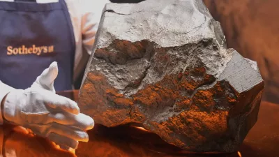 FILE &mdash; A Martian meteorite, weighing 54.388 lbs. (24.67 kg), said to be the largest piece of Mars on Earth, at Sotheby's, in New York, July 9, 2025. was sold for just over -million at an auction of rare geological and archaeological objects. at Sotheby's, Wednesday, July 16, 2025. (AP Photo/Richard Drew, File) / Foto: Richard Drew