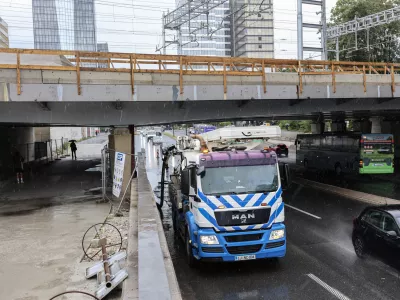 - 08.07.2025 - črpanje vode s podvoza na Dunajski cesti v Ljubljani//FOTO: Jaka Gasar