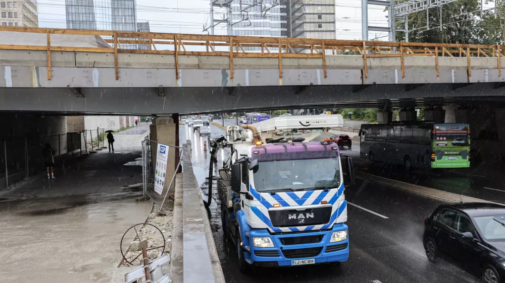 - 08.07.2025 - črpanje vode s podvoza na Dunajski cesti v Ljubljani//FOTO: Jaka Gasar