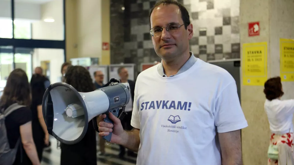  dr. Gorazd Kovačič, predsednik Visoko&scaron;olskega sindikata Slovenije - 30.05.2023 &ndash; protestni shod Visoko&scaron;olskega sindikata Slovenije - nadaljevanje stavke v visokem &scaron;olstvu zaradi plačilnih nesorazmerij in &scaron;kodljivosti novele zakona o visokem &scaron;olstvu. //FOTO: Tomaž Skale / Foto: Tomaž Skale