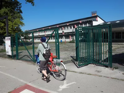 Prostorska stiska: učenci iz učilnic na hodnike