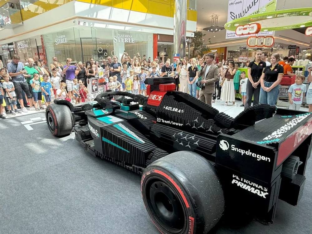 Avto ima delujoč motor, med uradno parado dirkačev na Veliki nagradi Miamija 2025 pa sta ga vozila George Russell in Andrea Kimi Antonelli. Foto: PRESS Lego