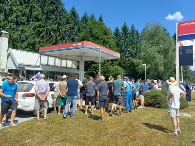 Petrol, zaprtje bencinskega servisa, protest krajanov, Črni vrh nad Idrijo. Foto: Nata&scaron;a Bucik Ozebek