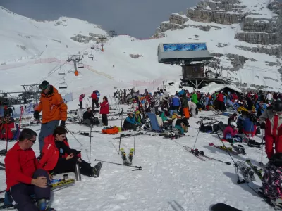 Na obeh straneh Kanina je bilo zadnji podalj&scaron;ani vikend več kot devet tisoč smučarjev i n drugih obiskovalcev.