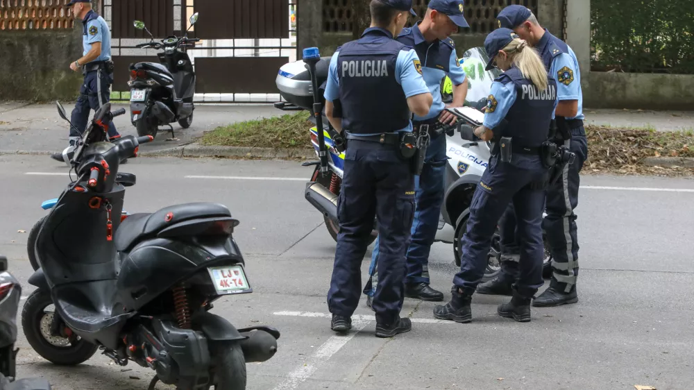 11.7.2025 - policija, nadzor prometa, lahka motorna vozila, skuter, moped, varnost v prometruFoto: Luka Cjuha