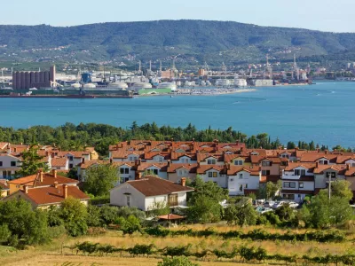 Pogled na Ankaran s koprskim pristani&scaron;čem v ozadju / Foto: iStock