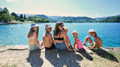 Tak&scaron;ne družine so pri nas prava redkost. So skoraj tak&scaron;na turistična atrakcija kot samo Blejsko jezero, kjer je fotografija nastala. / Foto: Istock
