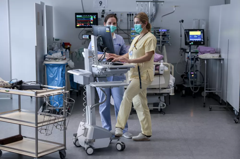 - simbolična fotografija - zdravstvo, zdravnik, medicinska sestra, medicinsko osebje, pacient, bolnica, bolni&scaron;nica- 12.03.2025 - ministrica za zdravje Valentina Prevolnik Rupel si je na delovnem obisku v Univerzitetnem kliničnem centru (UKC) ogledala tekoče investicije//FOTO: Jaka Gasar