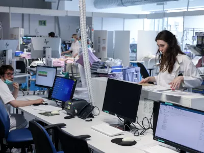 - simbolična fotografija - zdravstvo, zdravnik, medicinska sestra, medicinsko osebje, pacient, bolnica, bolni&scaron;nica- 12.03.2025 - ministrica za zdravje Valentina Prevolnik Rupel si je na delovnem obisku v Univerzitetnem kliničnem centru (UKC) ogledala tekoče investicije//FOTO: Jaka Gasar