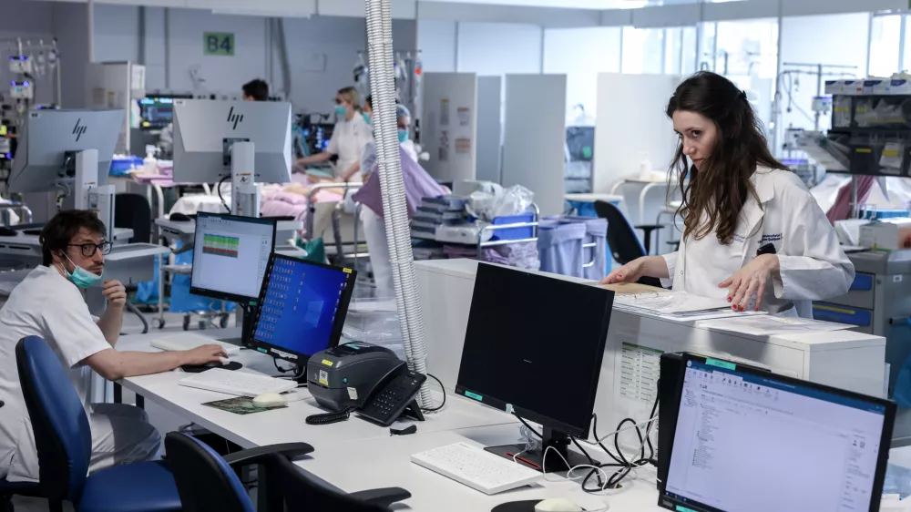 - simbolična fotografija - zdravstvo, zdravnik, medicinska sestra, medicinsko osebje, pacient, bolnica, bolni&scaron;nica- 12.03.2025 - ministrica za zdravje Valentina Prevolnik Rupel si je na delovnem obisku v Univerzitetnem kliničnem centru (UKC) ogledala tekoče investicije//FOTO: Jaka Gasar