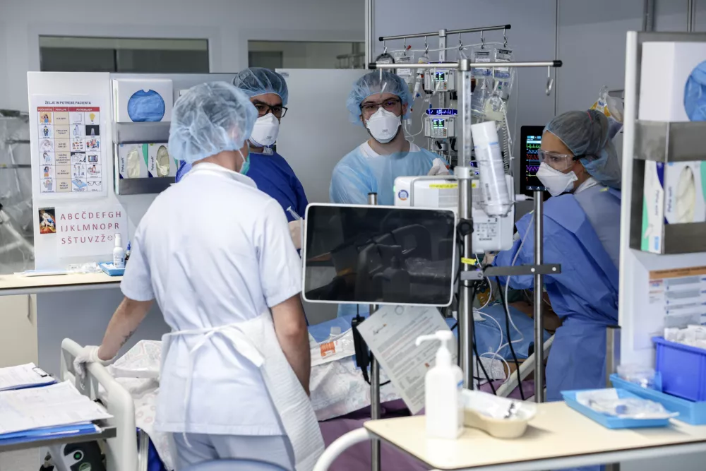 - simbolična fotografija - zdravstvo, zdravnik, medicinska sestra, medicinsko osebje, pacient, bolnica, bolni&scaron;nica- 12.03.2025 - ministrica za zdravje Valentina Prevolnik Rupel si je na delovnem obisku v Univerzitetnem kliničnem centru (UKC) ogledala tekoče investicije//FOTO: Jaka Gasar