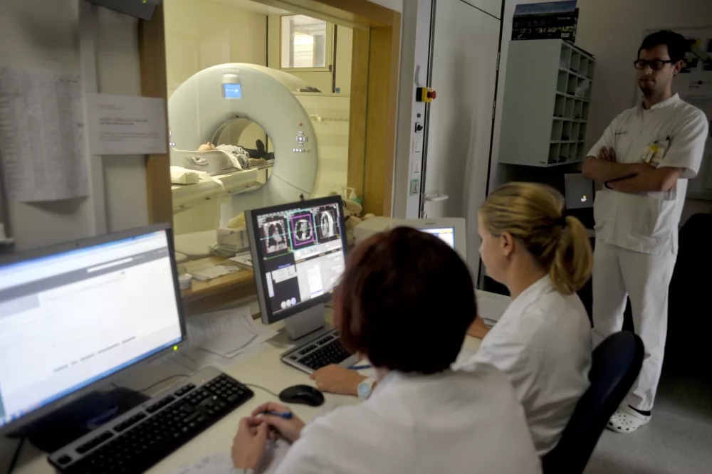 - ilustrativna fotografijazdravniki, asistenti, sestre, medicina, zdravstvene preiskave, zdravstveni pregled, radiologija, bolni&scaron;nica, zdravje, magnetna resonanca- Klinični in&scaron;titut za radiologijo UKC v Ljubljani ob mednarodnem dnevu radiologije predstavili nove metode zdravljenja;//FOTO: Tomaž Zajel&scaron;nik